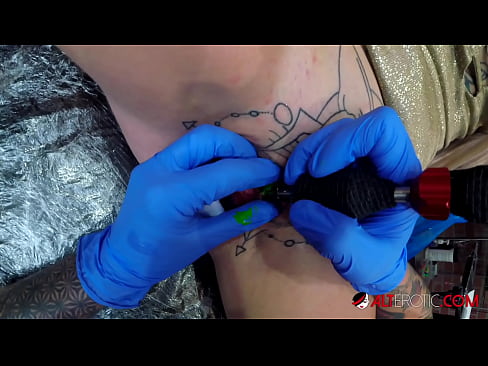 ❤️ Extremamente tatuada, a brasa Sully Savage fez uma tatuagem em seu clítoris Porno real vídeo em pt-br.porn-milf300.ru